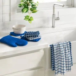 7pc Starter Kitchen Textile Set Dark Blue - Room Essentialsā¢: Dish Towels, Hot Pads & Oven Mitts, Pot Holders, Kitchen Towels